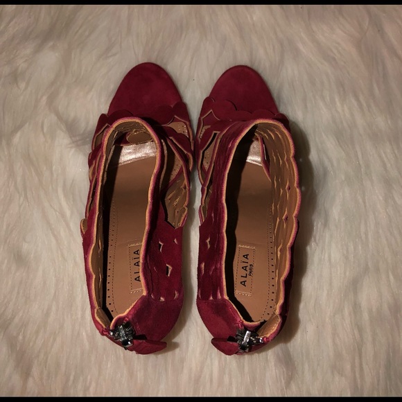Alaia Red Suede Scalloped CutOut Heel,Size-38.5 - Picture 8 of 16